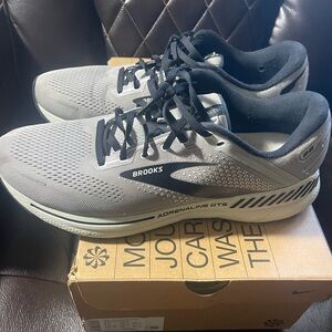 Brooks Gray Athletic Shoes with Breathable Mesh and Cushioned Midsole